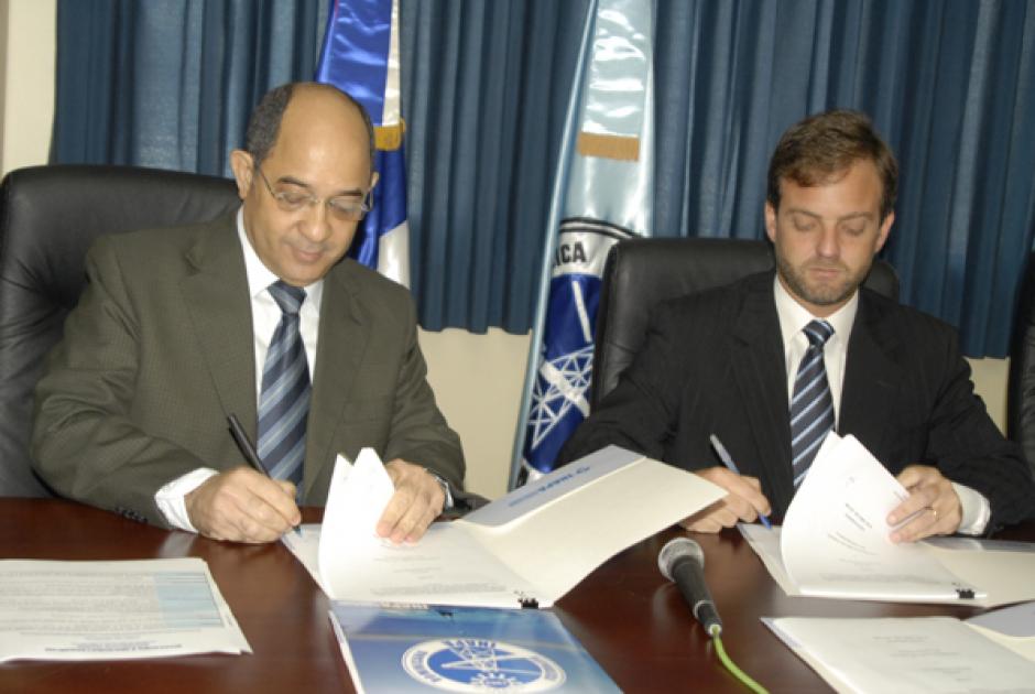 En 2009 Marcos de Cerqueira Lima Manchado -Derecha-, como representante de Odebrecht, firm&oacute; un acuerdo de construcci&oacute;n de un acueducto en Rep&uacute;blica Dominicana, tambi&eacute;n lo financiar&iacute;a el BNDES. (Foto: DiarioLibre.com)