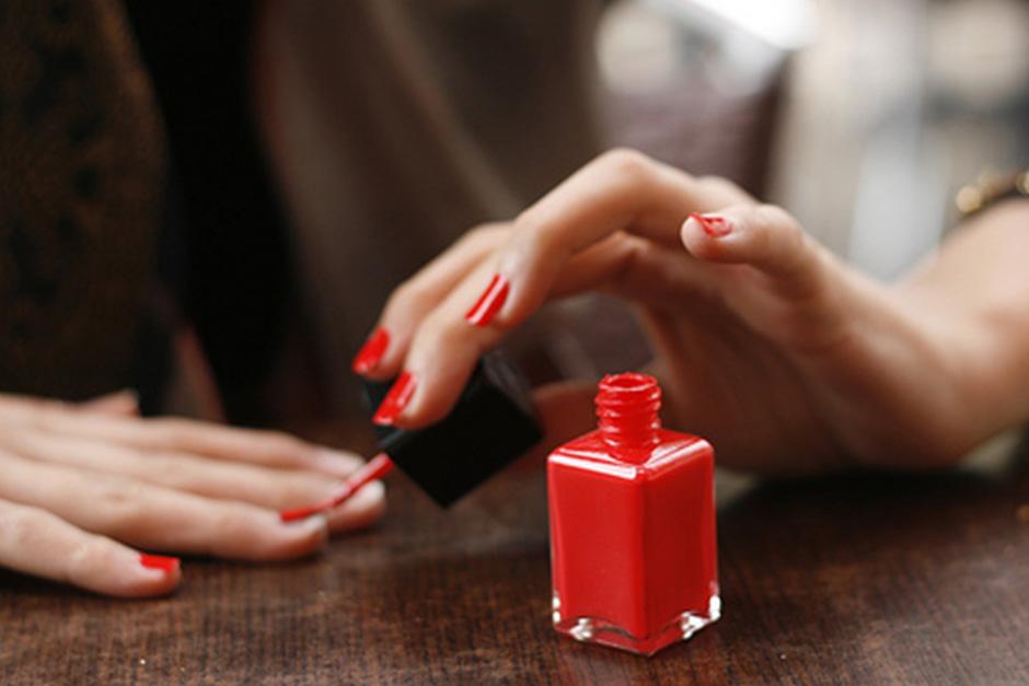 Con estos consejos podr&aacute;s pintar tus u&ntilde;as por la noche e irte a dormir r&aacute;pidamente (Foto: favim)