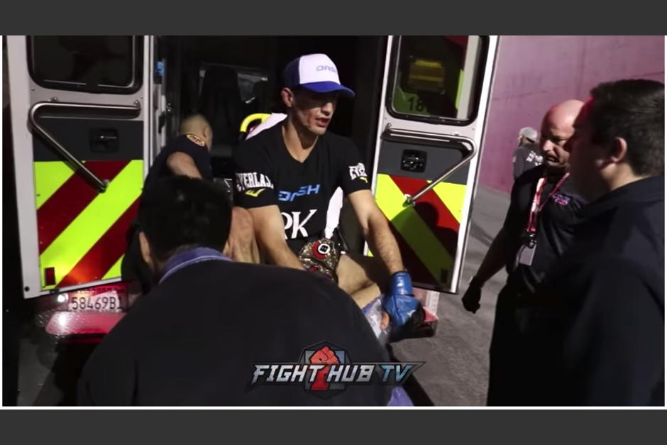 Tras el combate, el peleador recibi&oacute; la atenci&oacute;n de los m&eacute;dicos, quienes lo llevaron en ambulancia a un hospital. (Foto: captura de video)
