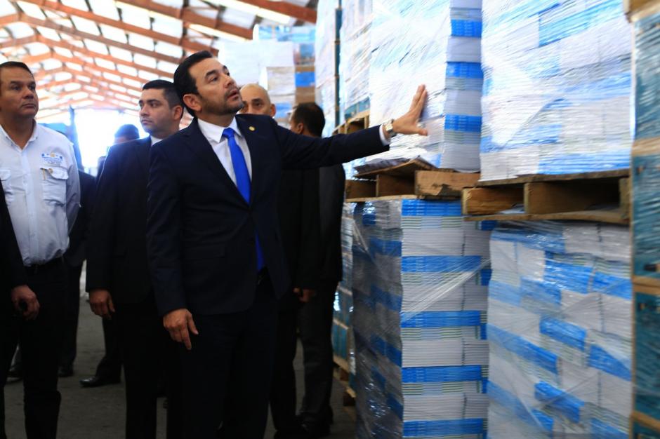 El presidente Jimmy Morales revisa parte de los textos escolares 2018. (Foto: archivo/Soy502)