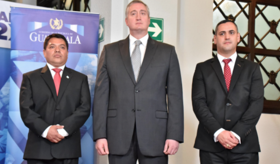 El Ejecutivo nombr&oacute; a nuevas autoridades para el Mingob, a la izquierda el viceministro Kamilo Jos&eacute; Rivera G&aacute;lvez, en el centro el ministro Enrique Antonino Degenhart Asturias y a la derecha el viceministro Manuel Alfonso Castellanos Alonzo. (Foto: Gobierno de Guatemala)