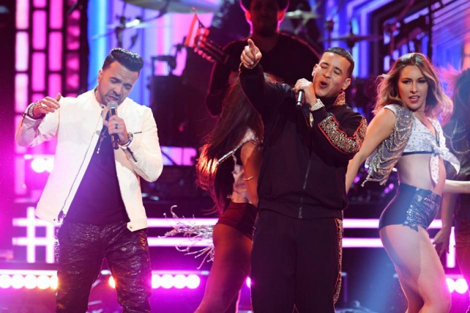 Daddy Yankee y Luis Fonsi cantando "Despacito". (Foto: AFP)