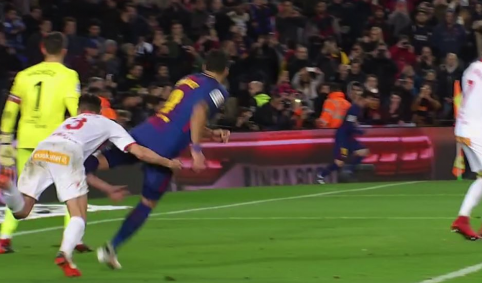 El uruguayo pate&oacute; al defensa Rub&eacute;n Duarte que le estaba cubriendo en un saque de esquina. (Foto: Twitter)