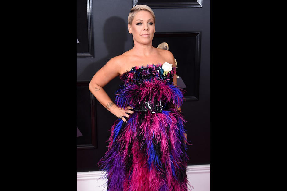 Pink en la alfombra roja de los Grammy (Foto: AFP)