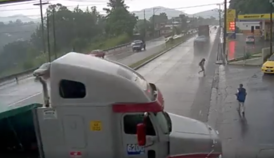 Un peat&oacute;n muri&oacute; atropellado por un tr&aacute;iler en el kil&oacute;metro 13.5 de la ruta que conduce al Atl&aacute;ntico. (Foto: captura de video)