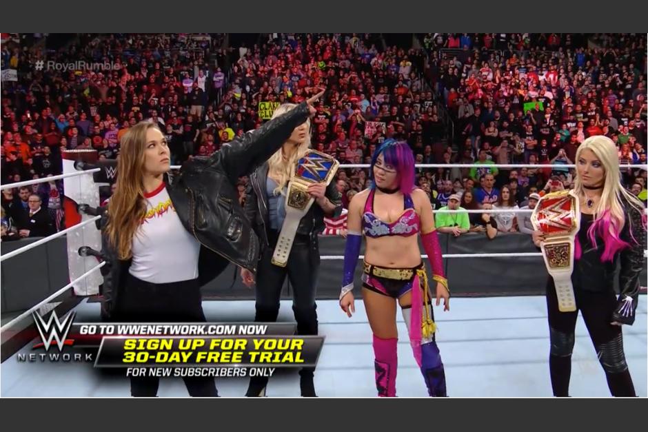 La luchadora sorprendi&oacute; al salir en direcci&oacute;n al ring y robarse la &uacute;ltima parte del Royal Rumble 2018. (Foto: captura de video)