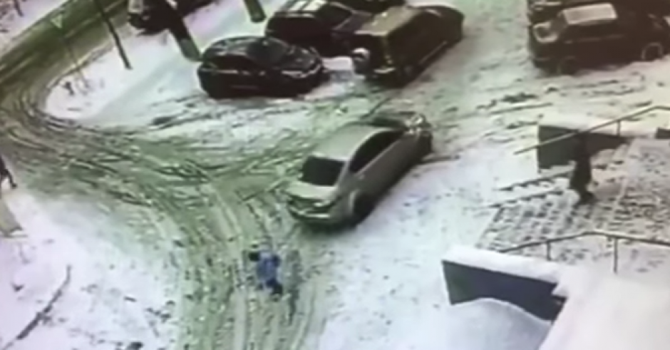 Un veh&iacute;culo atropell&oacute; a un ni&ntilde;o en una calle de Rusia. (Foto: captura de YouTube)