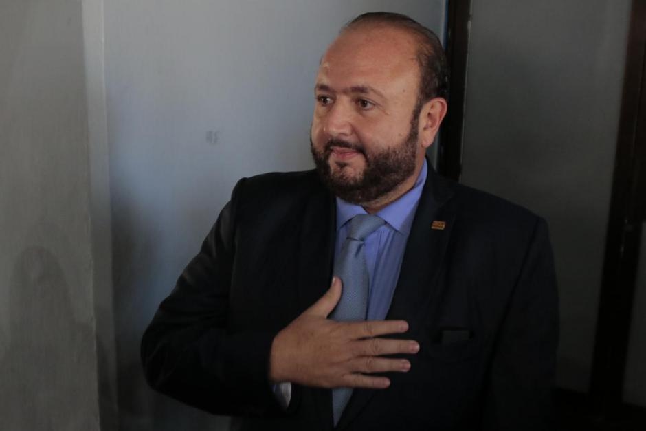 Antonio Malouf comparti&oacute; detalles al t&eacute;rmino de la reuni&oacute;n. (Foto: Alejandro Bal&aacute;n/Soy502)