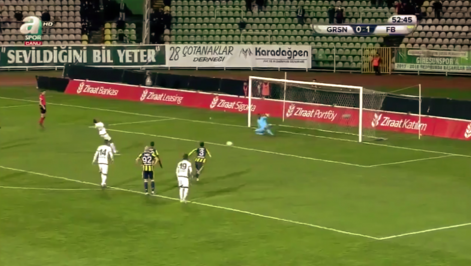 El delantero quiso convertirse en tendencia con un penal curioso, pero todo le sali&oacute; mal y pocos explican c&oacute;mo fall&oacute; el tiro. (Foto: captura de video)