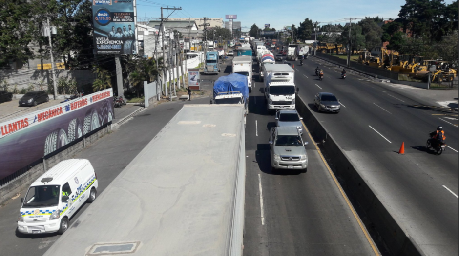 El tr&aacute;fico llega al Tr&eacute;bol, en la zona 8 capitalina. (Foto: Dalia Santos/PMT)
