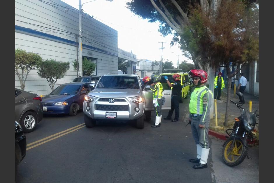 La conductora de un vehículo se quedó dormida sobre el timón y obstaculizaba el paso en un sector de la zona 9. (Foto: Instagram/Amilcar Montejo)