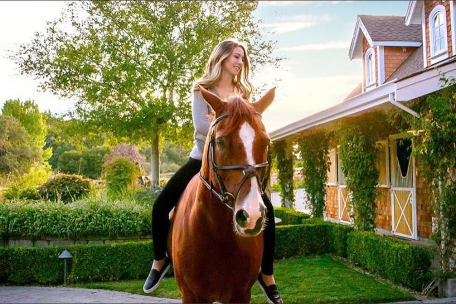 La equitaci&oacute;n es una de las principales pasiones de Eve Jobs. (Foto: @evecjobs/Instagram)