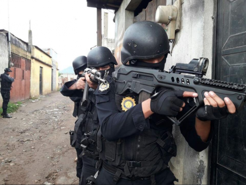 Las fuerzas de seguridad llevaron a cabo 93 allanamientos para ejecutar 40 &oacute;rdenes de captura. (Foto: PNC)