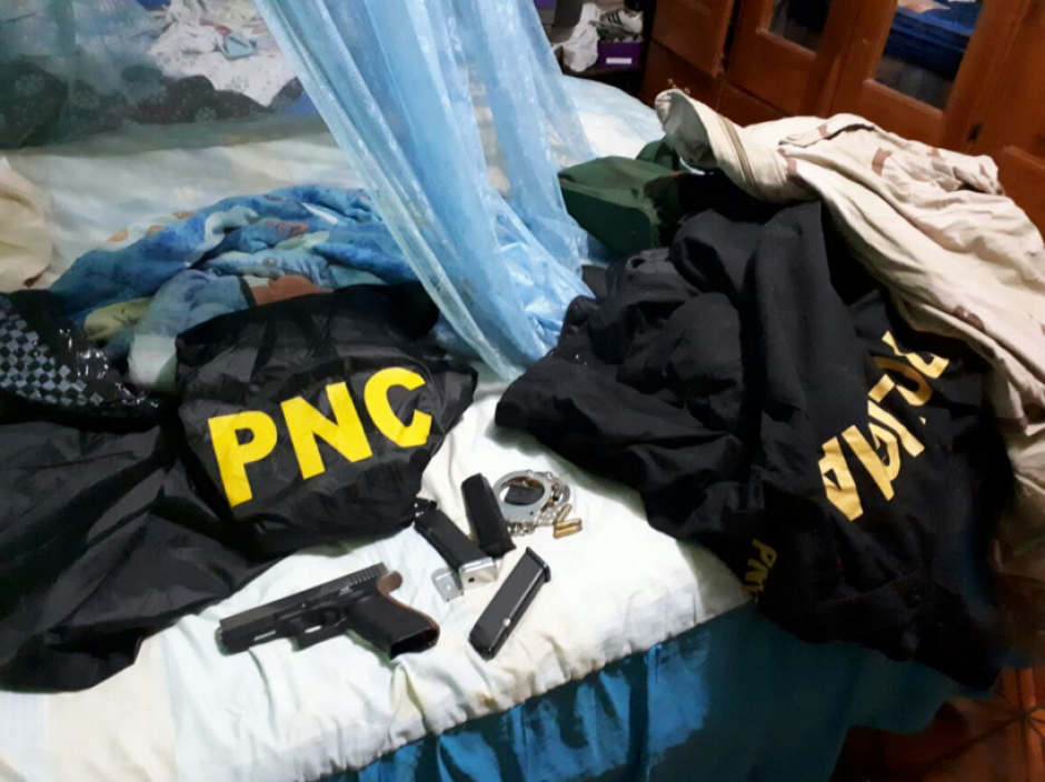 En los allanamientos se descubrieron uniformes de la PNC. (Foto: captura pantalla)&nbsp;