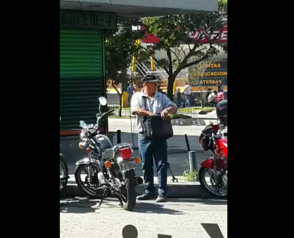 El hombre fue captado frente al centro de emisi&oacute;n de pasaportes en la zona 4. (Foto: captura de video)&nbsp;