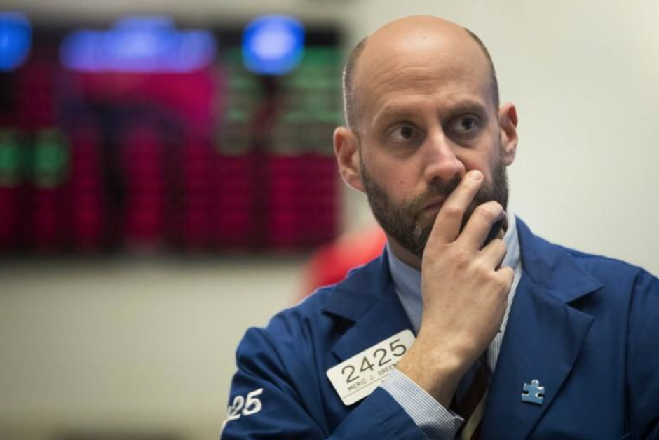 El Dow Jones ha cerrado con una ca&iacute;da de 4.61% en una jornada ca&oacute;tica en los mercados burs&aacute;tiles. (Foto: AFP)