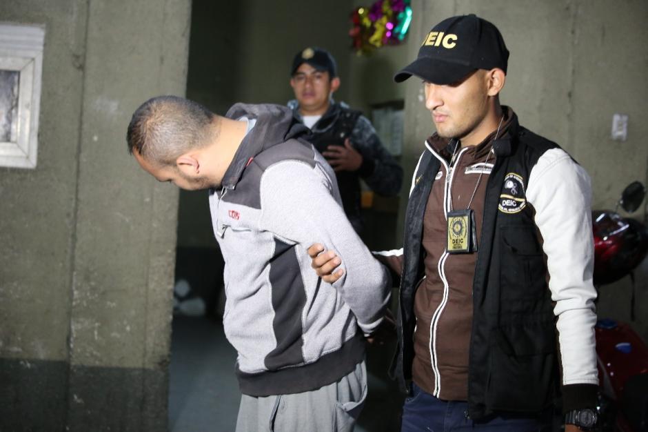 Detienen a hombre que asaltaba a turistas y robaba carros en zona 13