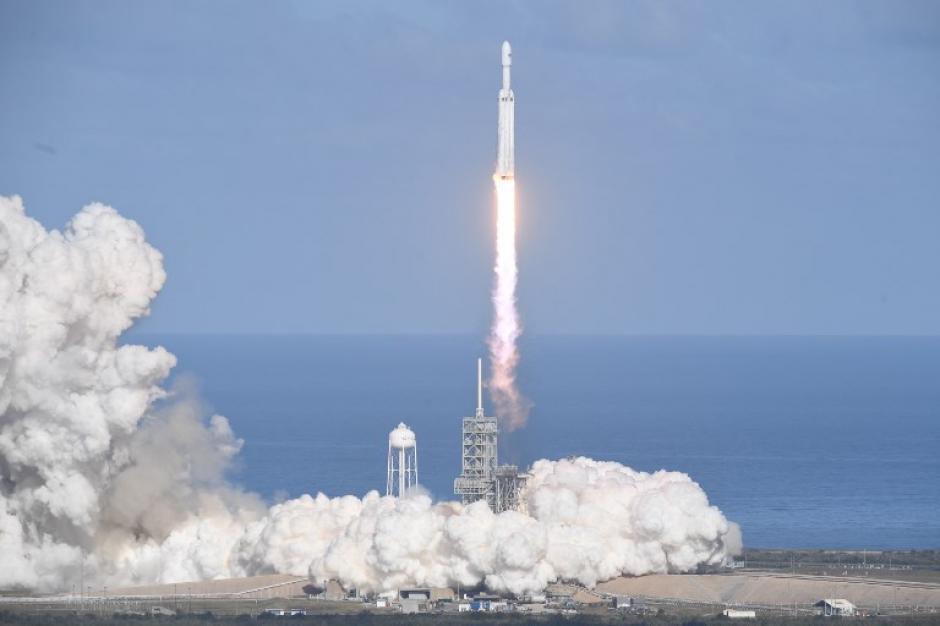 El Falcon Heavy, el cohete m&aacute;s poderoso del planeta, despeg&oacute; rumbo a Marte. (Foto: AFP)
