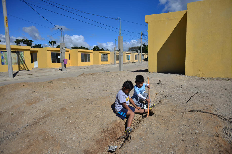 Los ni&ntilde;os juegan entre las casas de la comunidad. (Foto: Jes&uacute;s Alfonso/Soy502)