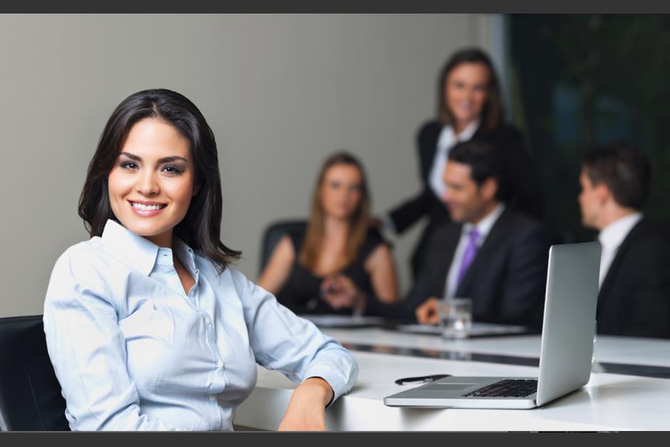 Cada vez hay más mujeres que tienen la capacidad de superar el ingreso de su pareja. (Foto: Servicios)