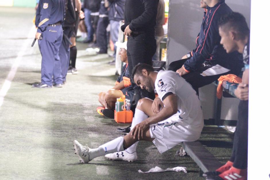 Erwin "El Abuelo" Morales, tuvo que salir de encuentro por una lesi&oacute;n. (Foto: Luis Barrios/Soy502)