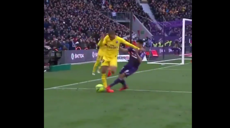 El jugador fue recibido con una fuerte falta. (Foto: captura video)&nbsp;