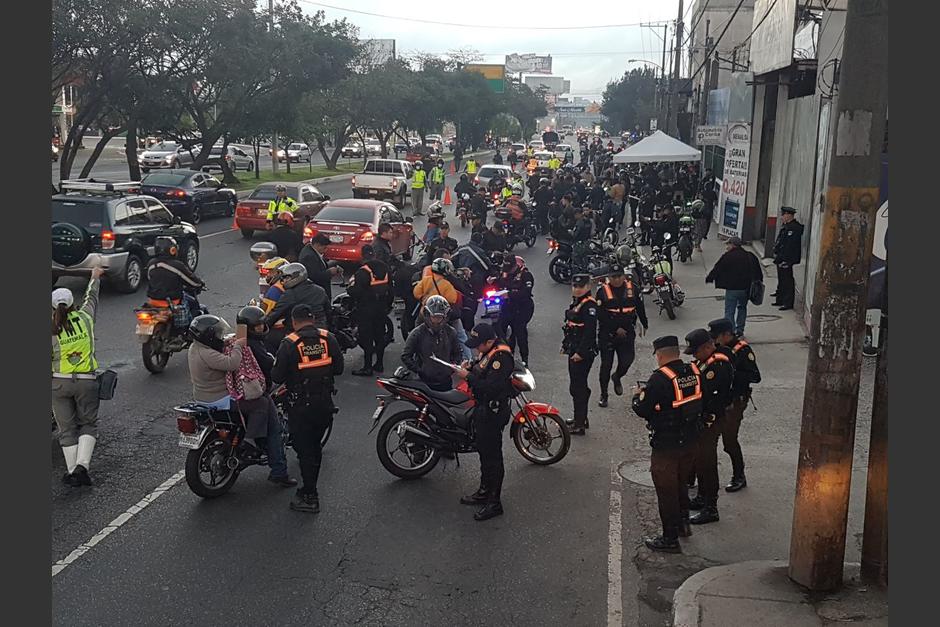 La PNC y la PMT realizan un megaoperativo en la calzada Roosevelt. (Foto: PNC)&nbsp;