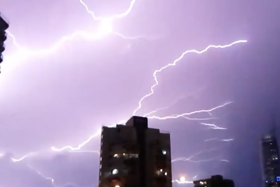 La ciudad de Queensland fue iluminada por una sorprendente tormenta que caus&oacute; apagones en miles de hogares. (Imagen: captura de pantalla)