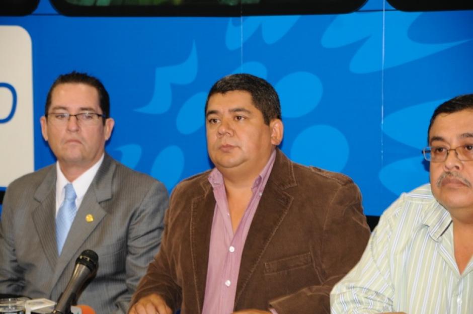 Luis Gómez, en el centro, es una de las piezas clave en la historia de la creación del Transurbano. (Foto: Nuestro Diario)