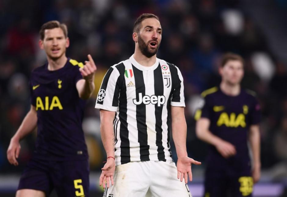 Gonzalo Higuaiin falla penalti y la Juve no pasa del empate 2-2 contra el Tottenham. (Foto: AFP)
