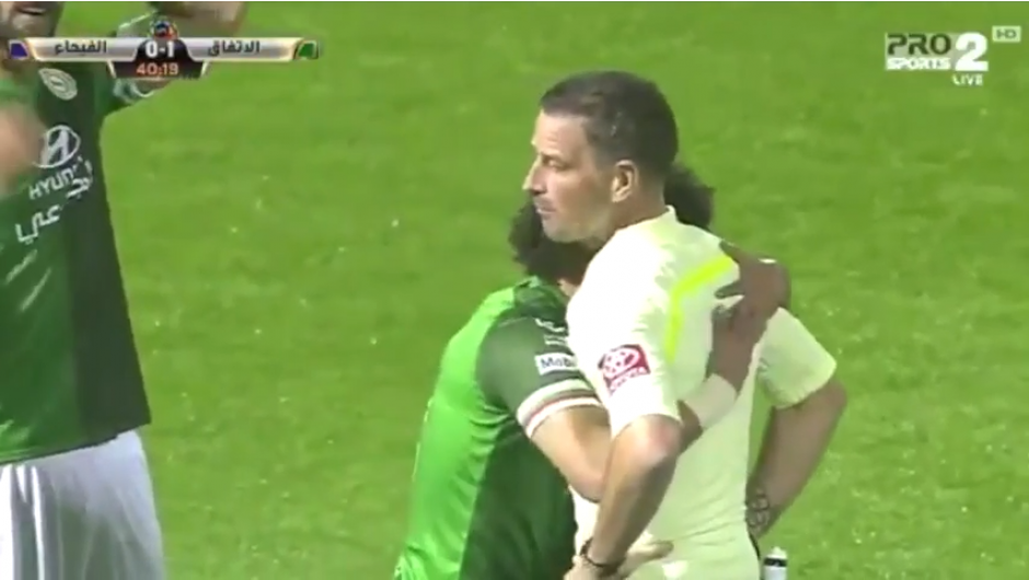 El futbolista se sintió muy apenado por el golpe que le propinó al árbitro. (Captura Video)