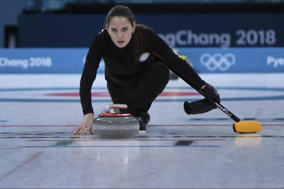 Anastasia Bryzgalova se ha robado las miradas de los asistentes en las competencias de curling. (Foto: AFP)