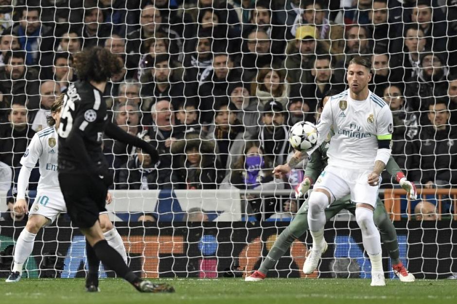 El defensa del Real Madrid utiliz&oacute; el brazo para desviar la trayectoria de la pelota. (Foto: AFP)