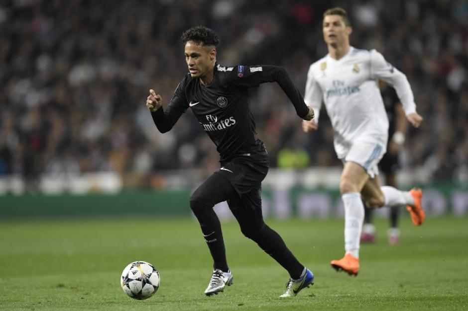 Cristiano Ronaldo y Neymar se encontraron rumbo al vestidor y se fueron abrazados mientras charlaban. (Foto: AFP)