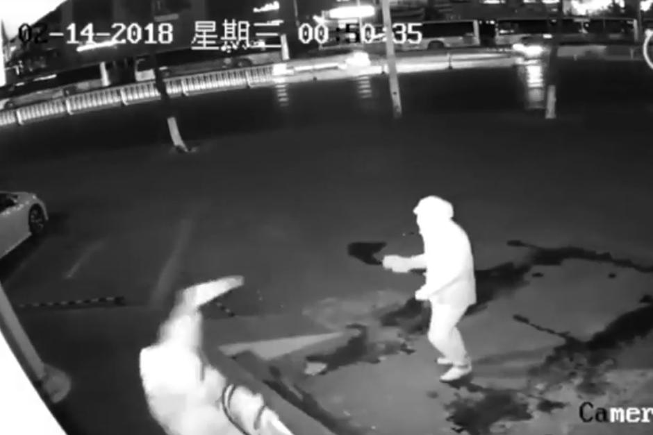 Dos ladrones, calificados como los peores del mundo, intentaron robar una tienda, pero cometieron un grave error y uno de ellos termin&oacute; inconsciente. (Foto: captura de video)