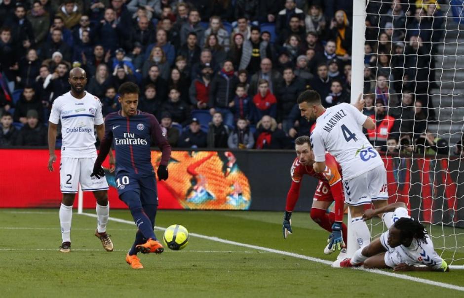 El gol le ha dado la vuelta al mundo por los recursos que utilizó Neymar para encontrar el camino a la portería rival. (Foto: AFP)