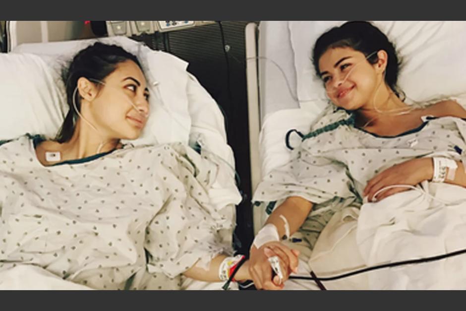 Francia Raisa toma de la mano a Selena G&oacute;mez minutos antes de donarle uno de sus ri&ntilde;ones. (Foto: People)
