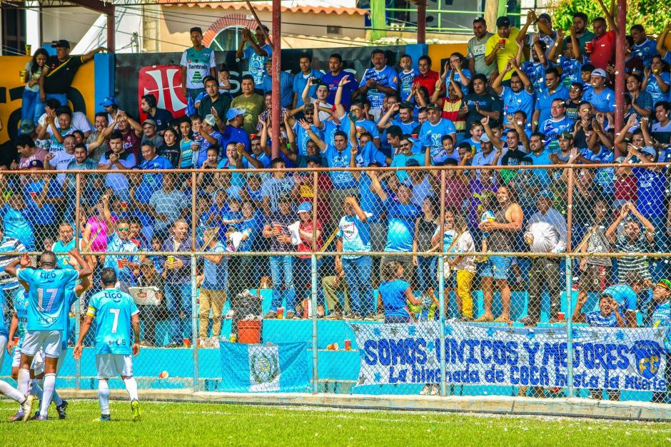 La afici&oacute;n celeste se siente lastimada por la manera en la que parti&oacute; el jugador mexicano hacia Xelaj&uacute;. (Foto: Sanarate FC)