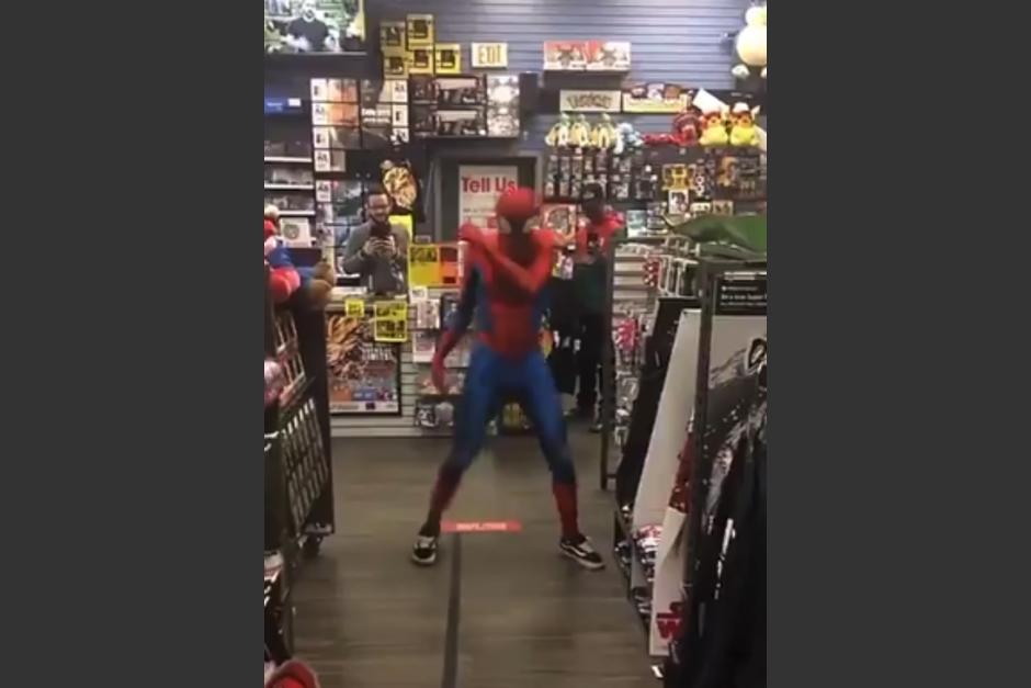 Vestido de spiderman sorprende a todos en una tienda. (Foto: Captura de pantalla)