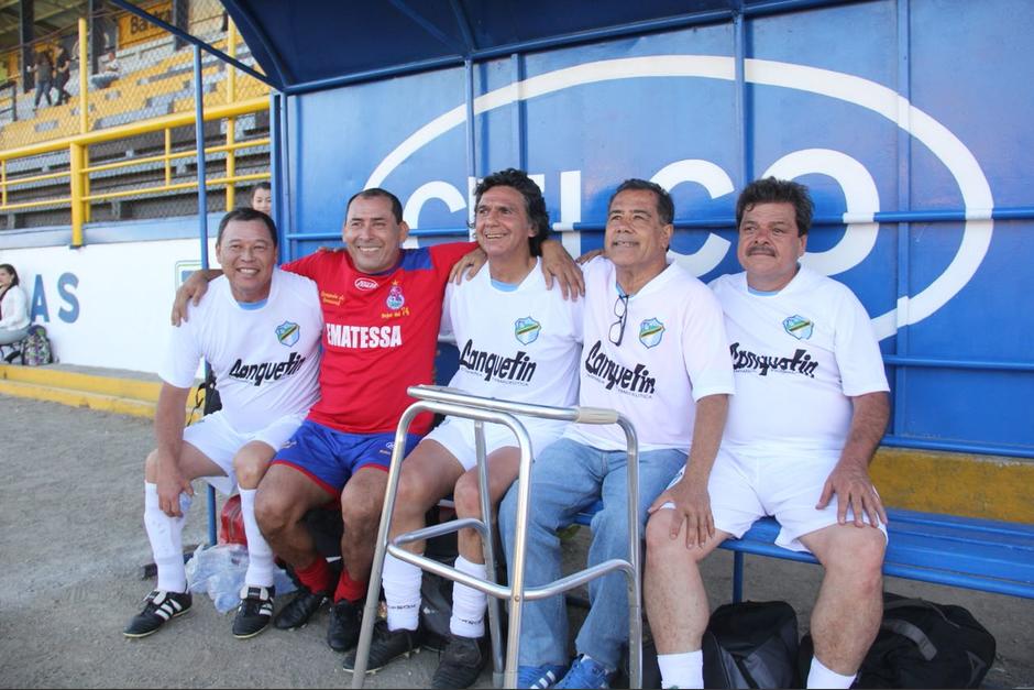 Byron P&eacute;rez se reuni&oacute; con viejos amigos para disfrutar de un juego de f&uacute;tbol en el estadio del Ej&eacute;rcito. (Foto: Fredy Hern&aacute;ndez/Soy502)