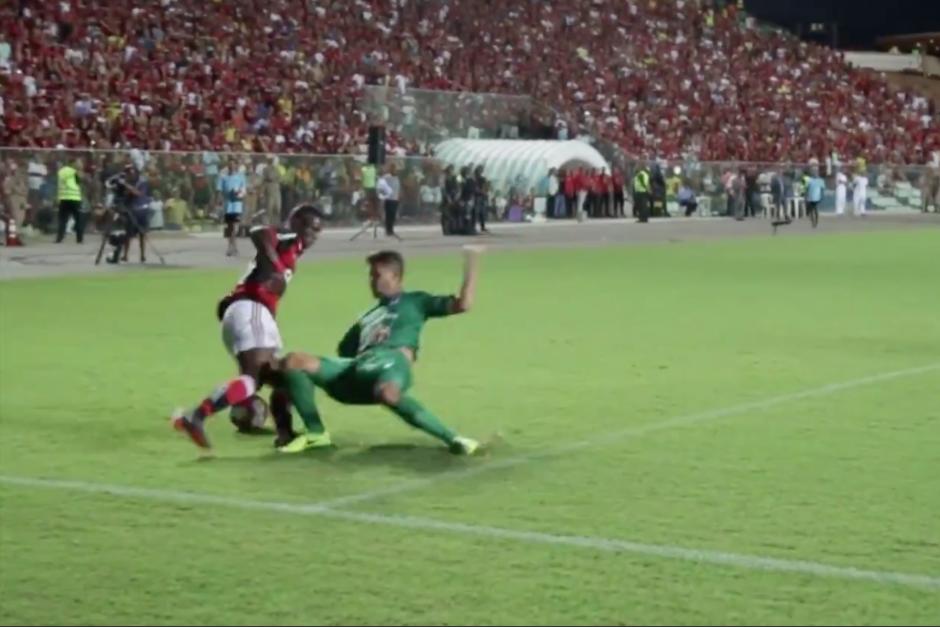 Tras un espectacular amague, Vinicius Jr dej&oacute; sobre el c&eacute;sped a su rival. (Imagen: captura de pantalla)