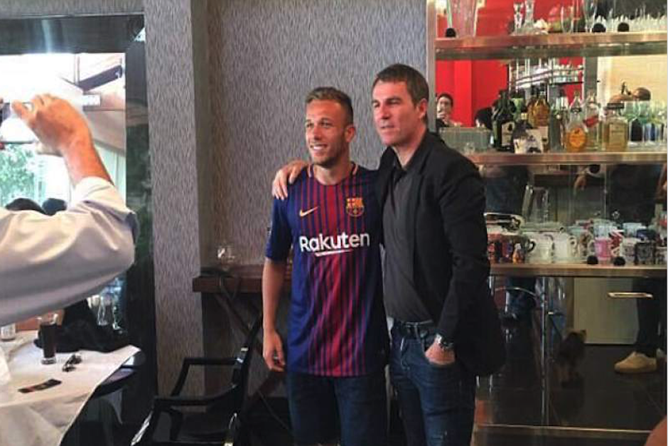 Arthur Melo ya pos&oacute; con la camiseta azulgrana en una de sus visitas a Robert Fern&aacute;ndez, secretario del FC Barcelona. (Foto: Diez)