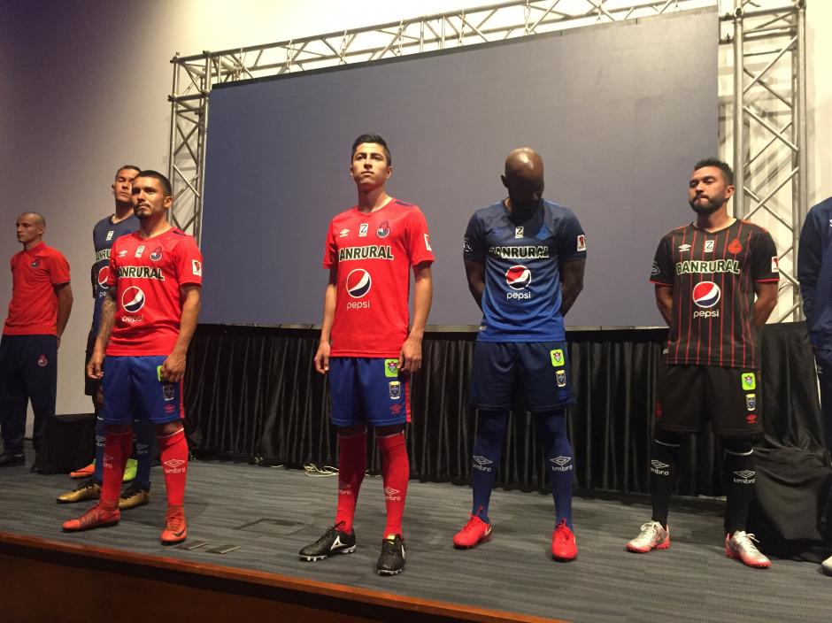 Estos son los tres uniformes con los que cuenta Municipal a partir de este fin de semana. (Foto: Luis Barrios/Soy502)