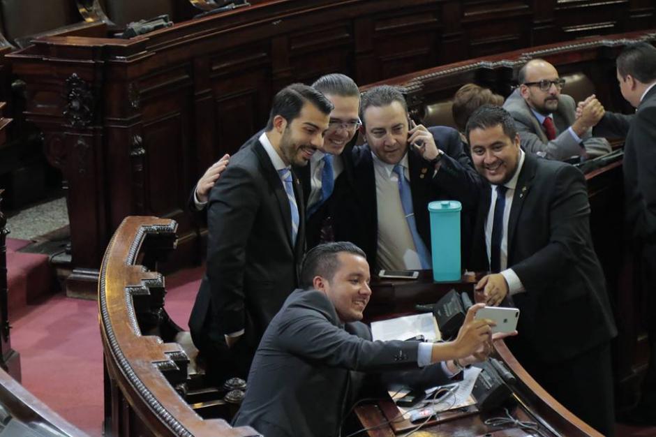 La propuesta es impulsada por Napole&oacute;n Rojas, quien ha sido apoyado p&uacute;blicamente por Felipe Alejos (los dos de pie del lado izquierdo). (Foto: archivo/Soy502)