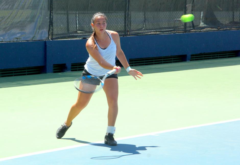 La tenista guatemalteca se encuentra a una llave de alcanzar la final del torneo. (Foto: Fredy Hern&aacute;ndez/Soy502)
