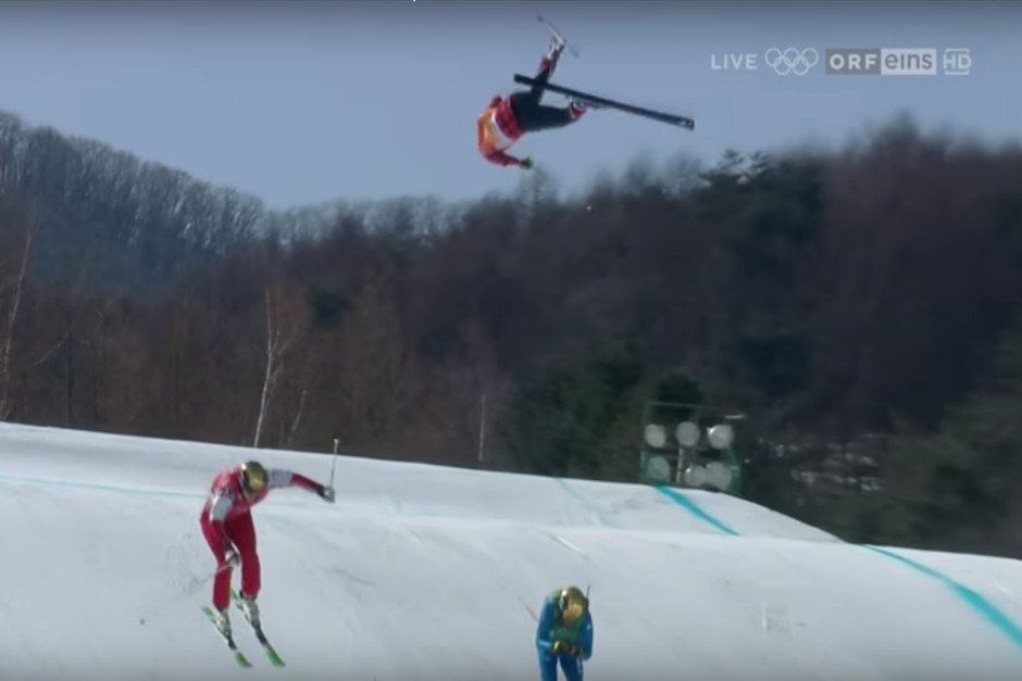 El atleta canadiense perdi&oacute; el control durante un salto y cay&oacute; a la pista de manera desastrosa. (Imagen: captura de pantalla)