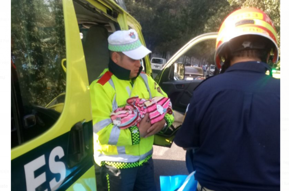 Un agente de la PMT atendi&oacute; a la mujer en el tr&aacute;fico. (Foto: Am&iacute;lcar Montejo/PMT)