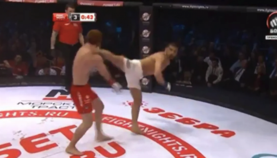 El ruso&nbsp;Akhmet Aliev conect&oacute; una brutal patada giratoria&nbsp;en el rostro del campe&oacute;n invicto del torneo Fight Nights Global 83,&nbsp;Magomedsaygid Alibekov. (Foto: Captura de video)
