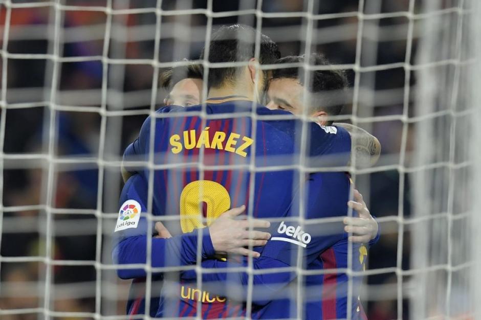 Los tres goleadores de la noche se abrazan durante una celebración. (Foto: AFP)