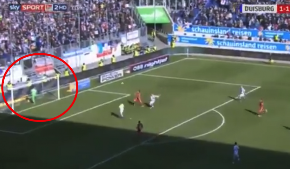 El despiste del portero Mark Flekken le cost&oacute; un gol a su equipo. (Foto: Twitter)